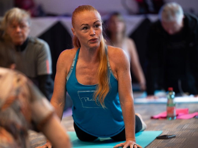 Susanne Tückmantel leitet eine Pilates-Flow-Einheit auf der Matte