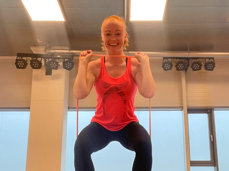 Susanne Tückmantel beim gezielten Booty-Training mit Resistance Band